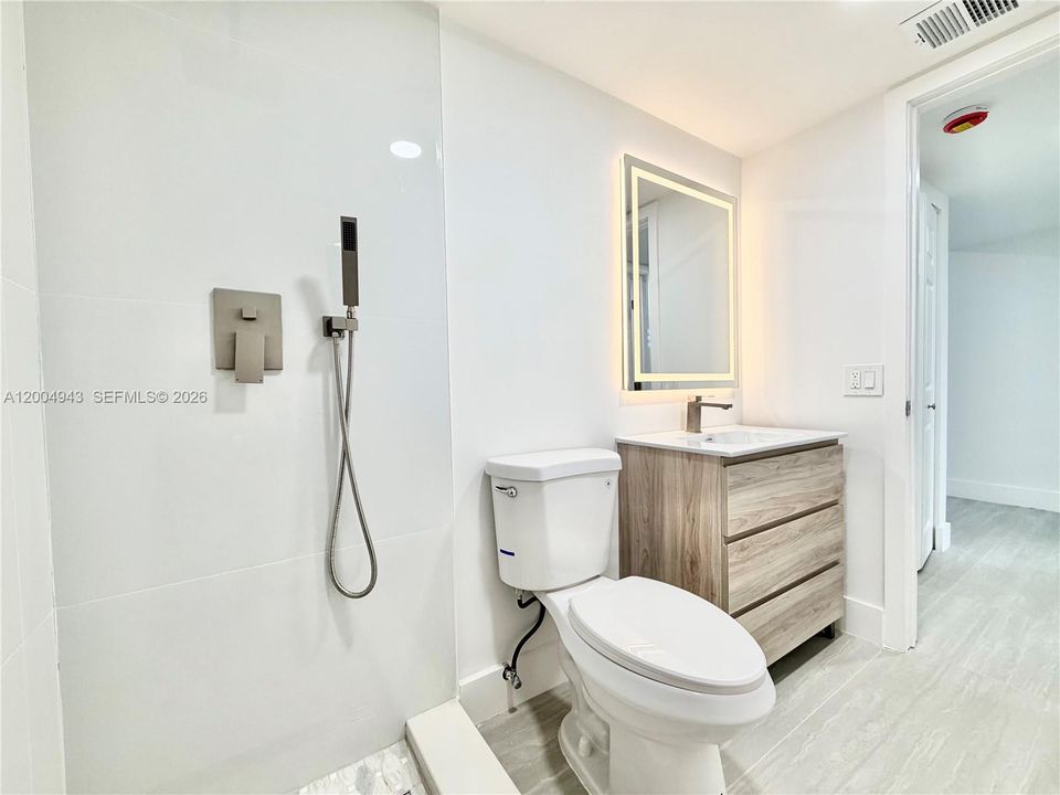 На продажу: $179,900 (2 спален, 2 ванн, 1002 Квадратных фут)