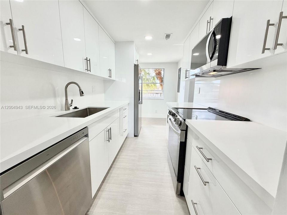 На продажу: $179,900 (2 спален, 2 ванн, 1002 Квадратных фут)