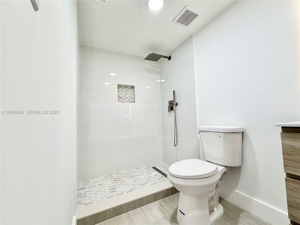 На продажу: $179,900 (2 спален, 2 ванн, 1002 Квадратных фут)
