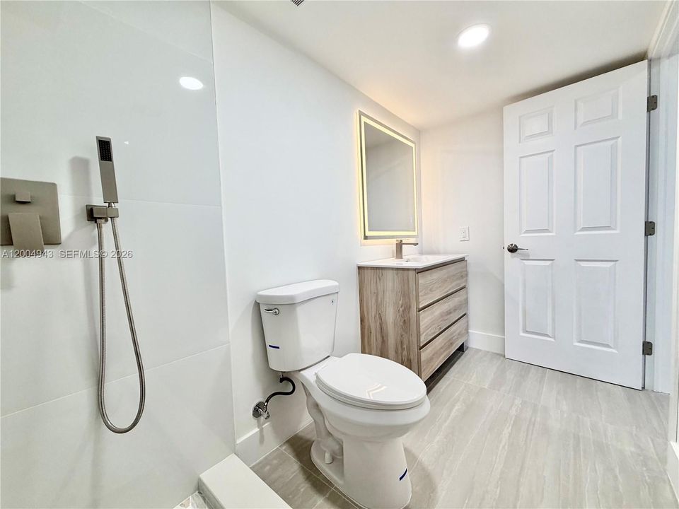 На продажу: $179,900 (2 спален, 2 ванн, 1002 Квадратных фут)