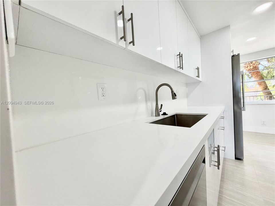 На продажу: $179,900 (2 спален, 2 ванн, 1002 Квадратных фут)