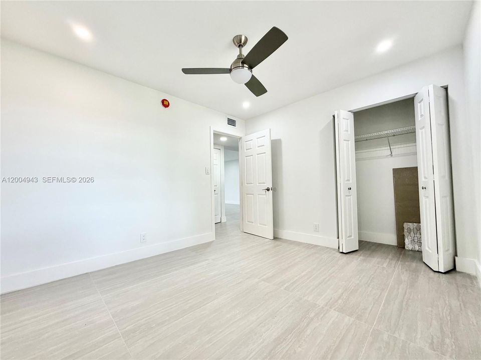 На продажу: $179,900 (2 спален, 2 ванн, 1002 Квадратных фут)
