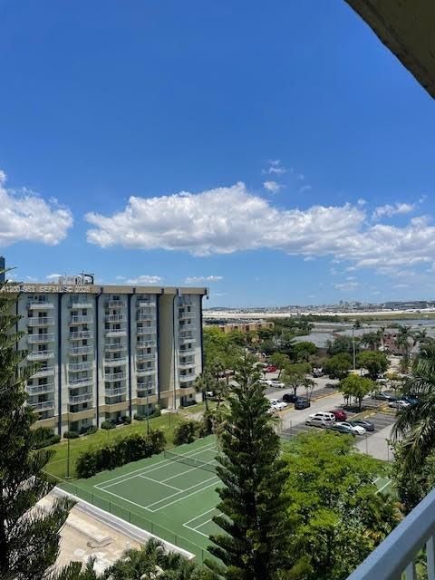 Под контрактом: $185,000 (1 спален, 1 ванн, 605 Квадратных фут)