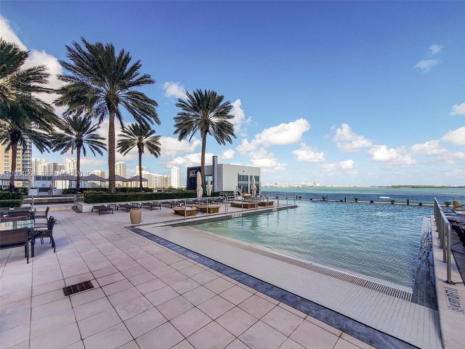 For Sale: $1,125,000 (2 beds, 2 baths, 1460 Square Feet)