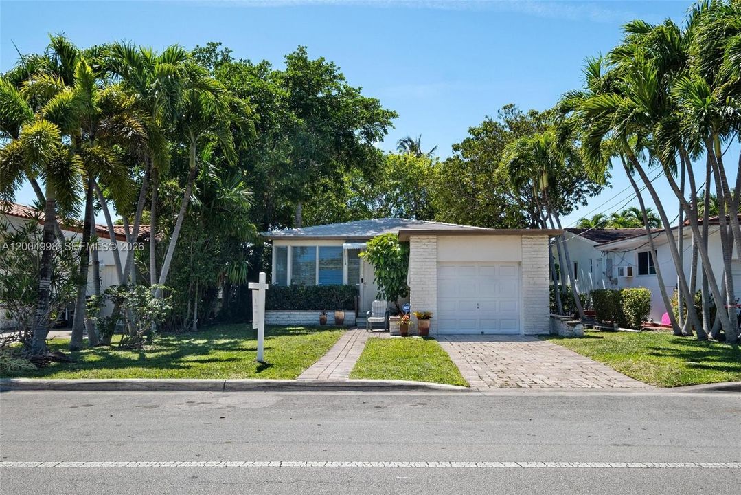 For Sale: $1,499,500 (3 beds, 2 baths, 1705 Square Feet)