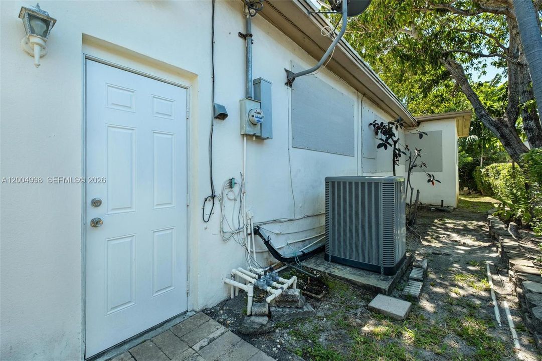 For Sale: $1,499,500 (3 beds, 2 baths, 1705 Square Feet)