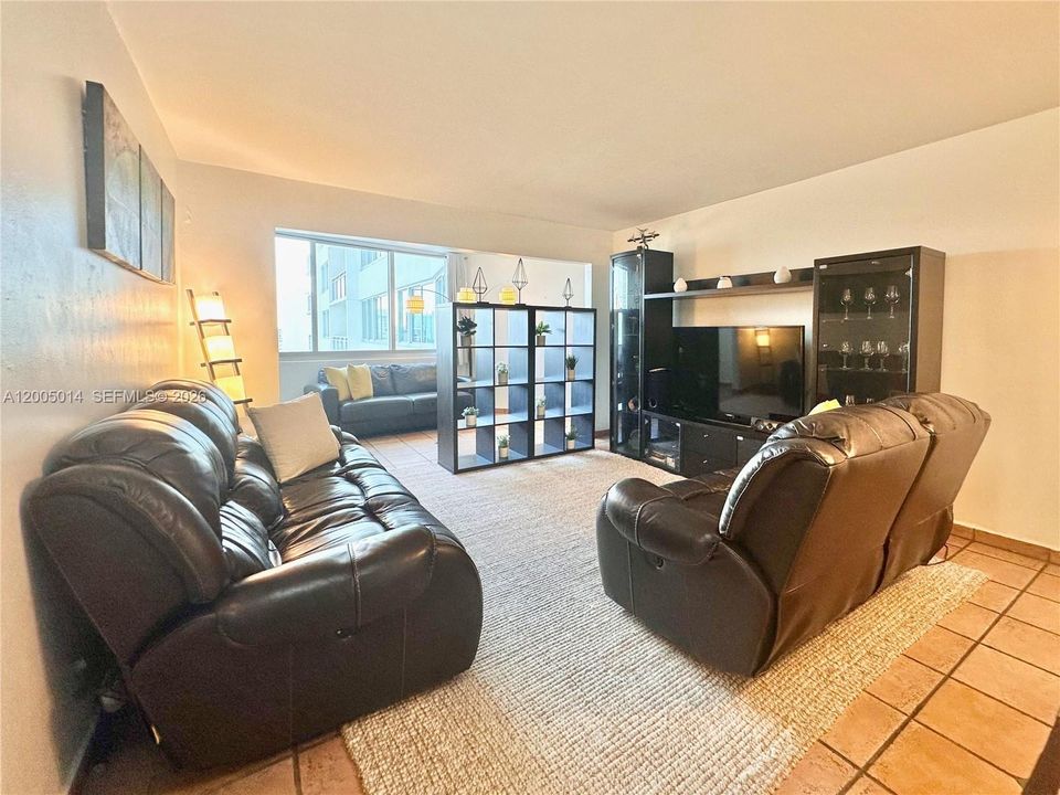 For Sale: $340,000 (1 beds, 2 baths, 1010 Square Feet)