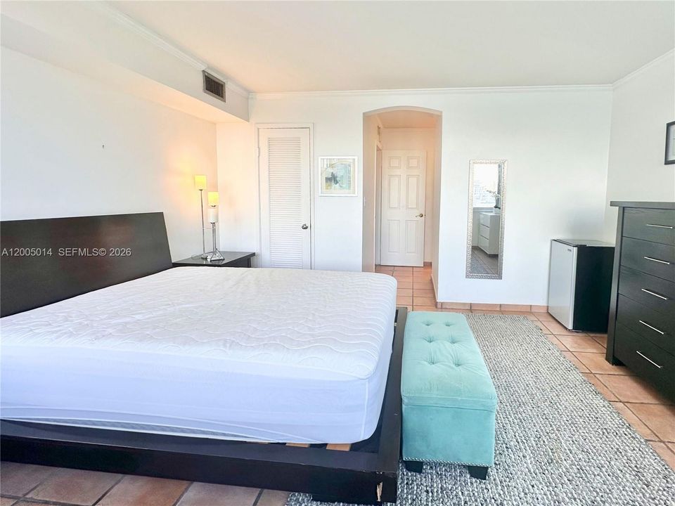 For Sale: $340,000 (1 beds, 2 baths, 1010 Square Feet)
