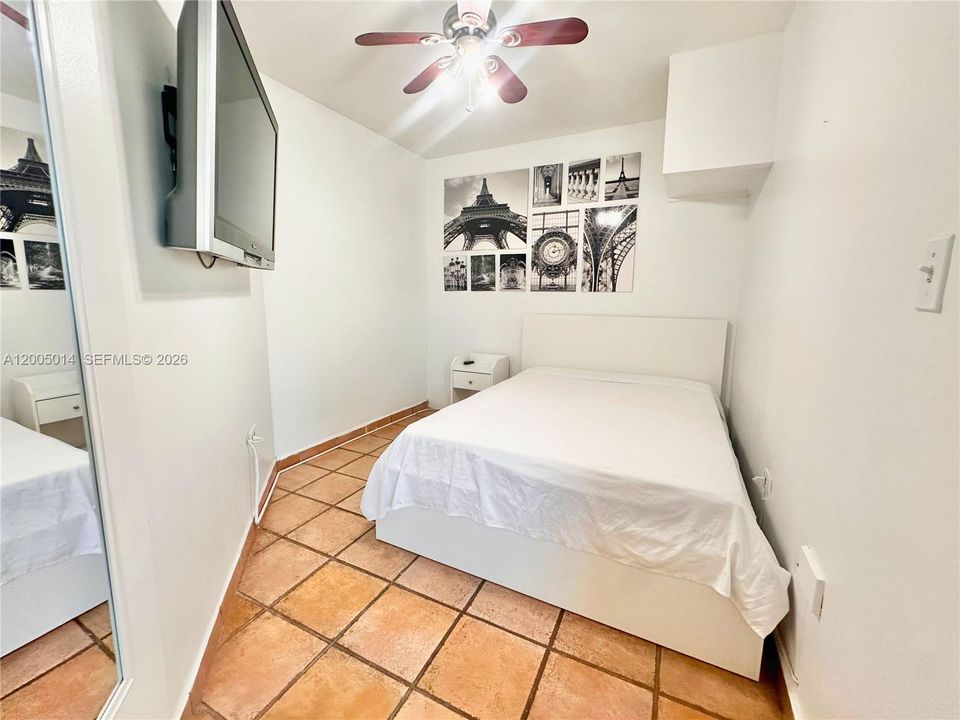 For Sale: $340,000 (1 beds, 2 baths, 1010 Square Feet)