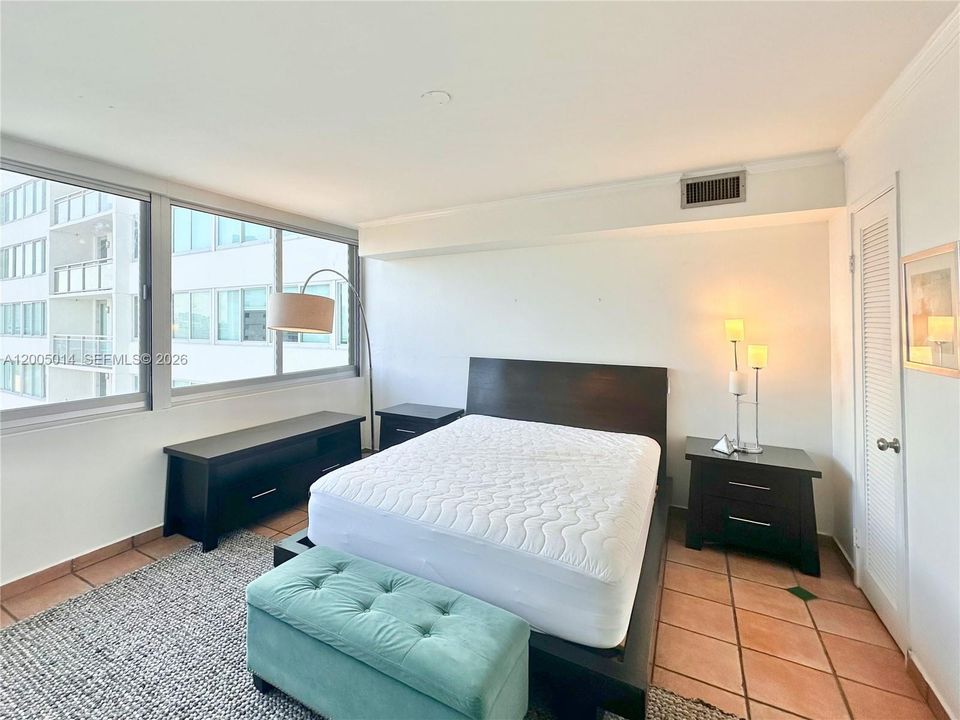 For Sale: $340,000 (1 beds, 2 baths, 1010 Square Feet)