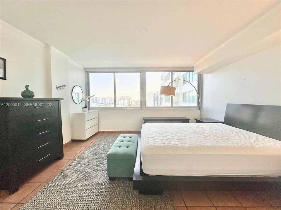 For Sale: $340,000 (1 beds, 2 baths, 1010 Square Feet)
