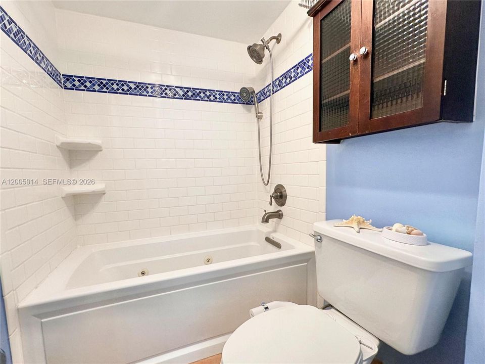 For Sale: $340,000 (1 beds, 2 baths, 1010 Square Feet)
