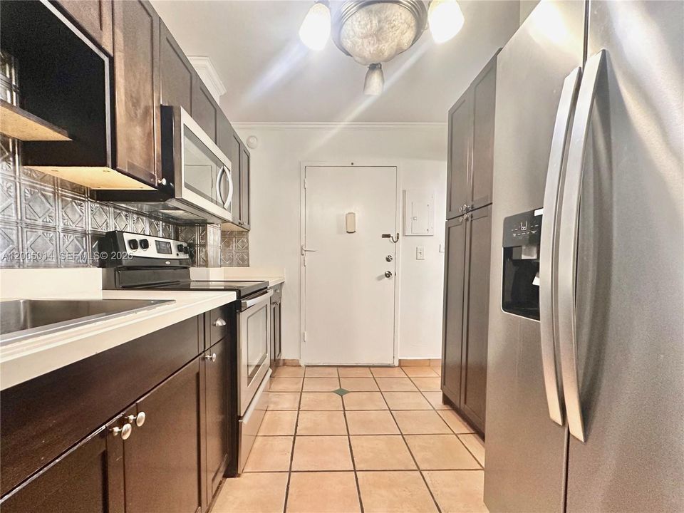 For Sale: $340,000 (1 beds, 2 baths, 1010 Square Feet)