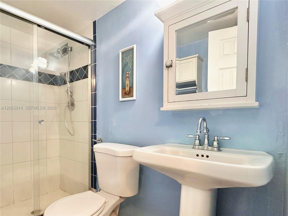 For Sale: $340,000 (1 beds, 2 baths, 1010 Square Feet)