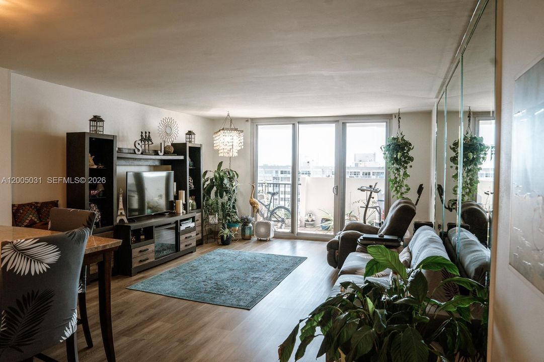 For Sale: $199,000 (1 beds, 2 baths, 887 Square Feet)