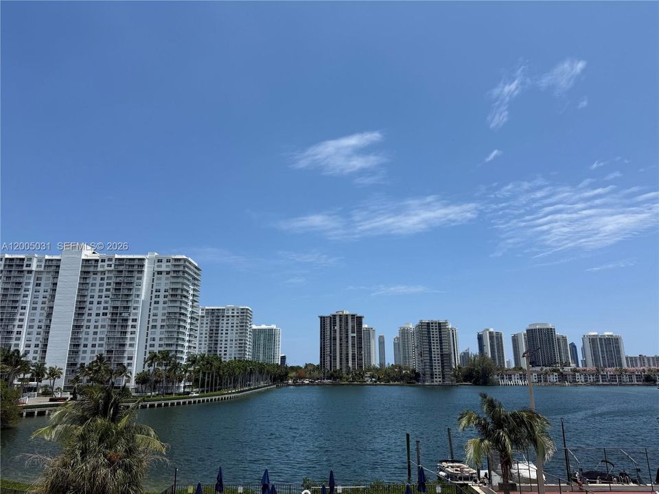 For Sale: $199,000 (1 beds, 2 baths, 887 Square Feet)