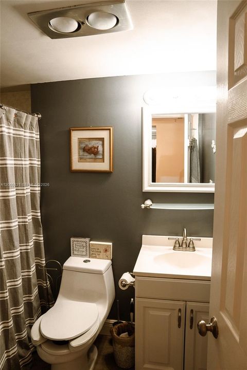For Sale: $199,000 (1 beds, 2 baths, 887 Square Feet)