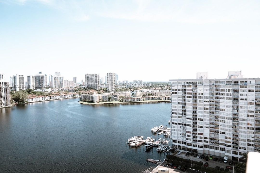 For Sale: $199,000 (1 beds, 2 baths, 887 Square Feet)