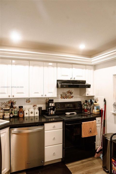 For Sale: $199,000 (1 beds, 2 baths, 887 Square Feet)