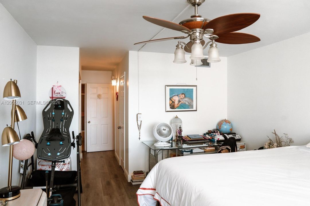 For Sale: $199,000 (1 beds, 2 baths, 887 Square Feet)