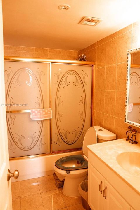 For Sale: $199,000 (1 beds, 2 baths, 887 Square Feet)