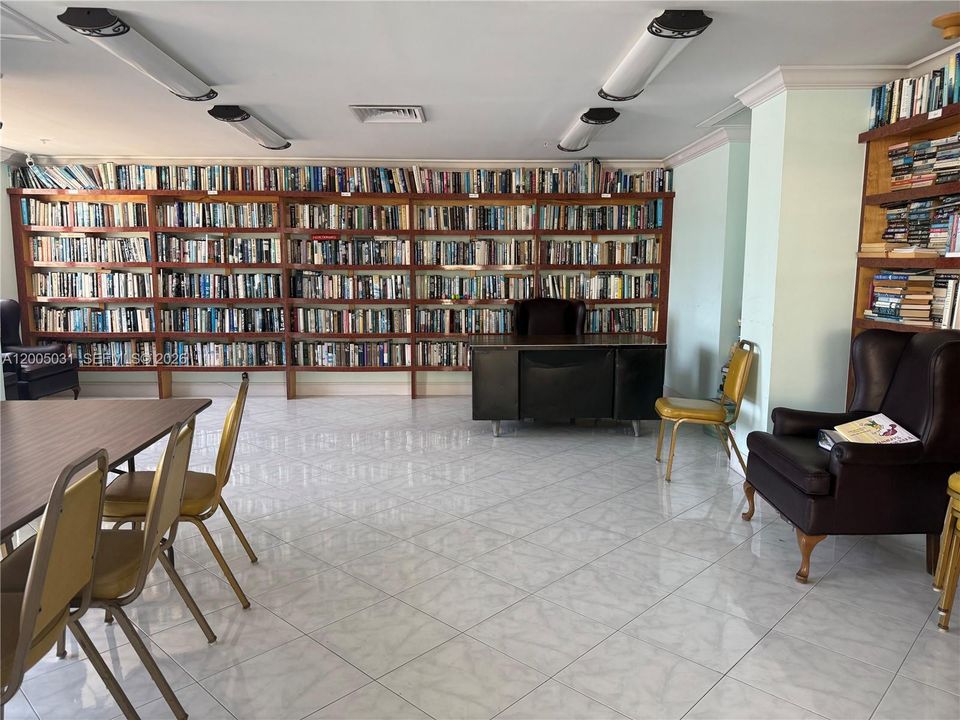 For Sale: $199,000 (1 beds, 2 baths, 887 Square Feet)