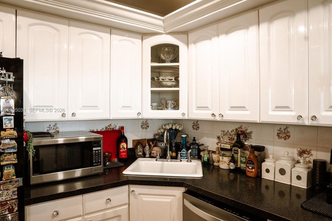 For Sale: $199,000 (1 beds, 2 baths, 887 Square Feet)