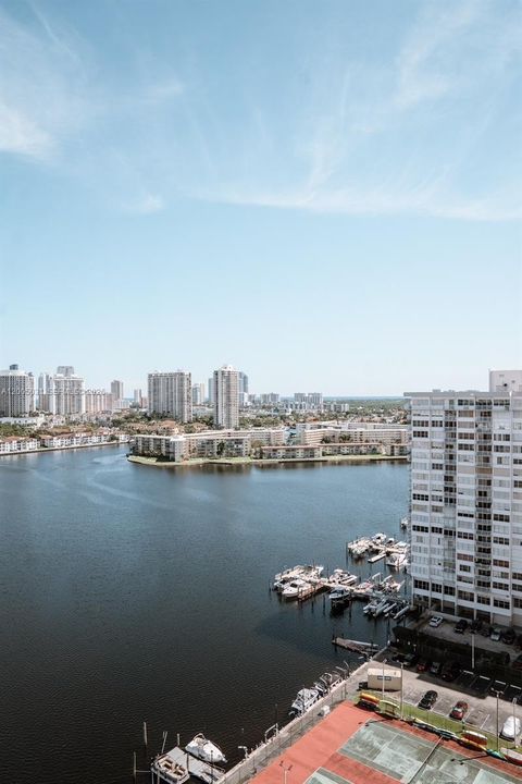 For Sale: $199,000 (1 beds, 2 baths, 887 Square Feet)