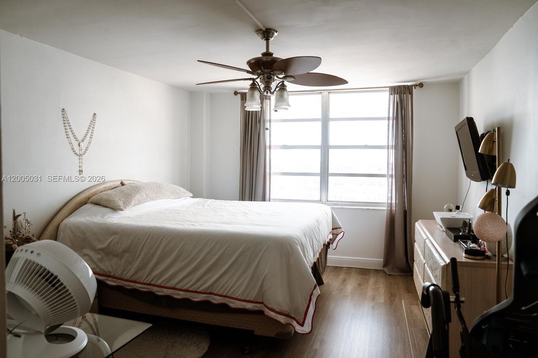 For Sale: $199,000 (1 beds, 2 baths, 887 Square Feet)