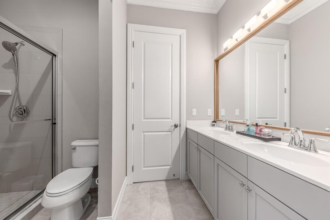 Suite 3 & 4 Jack & Jill Bath