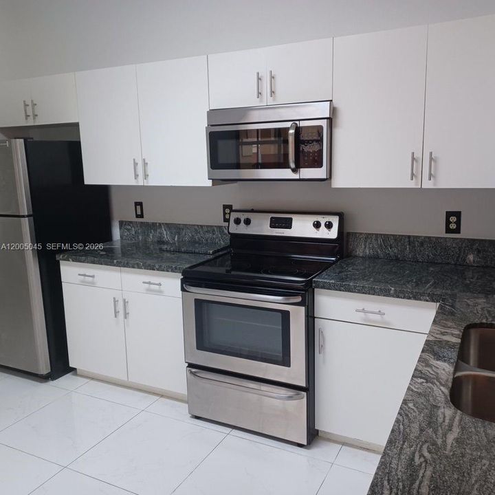 Activo con contrato: $3,900 (4 camas, 2 baños, 1790 Pies cuadrados)