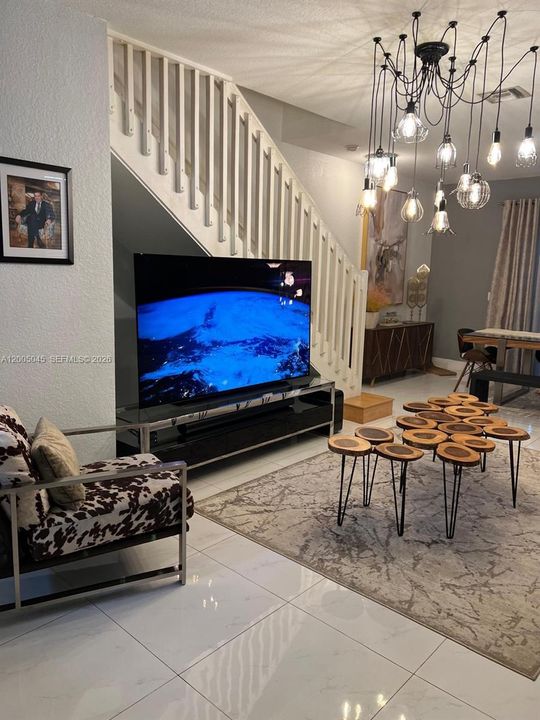 Activo con contrato: $3,900 (4 camas, 2 baños, 1790 Pies cuadrados)