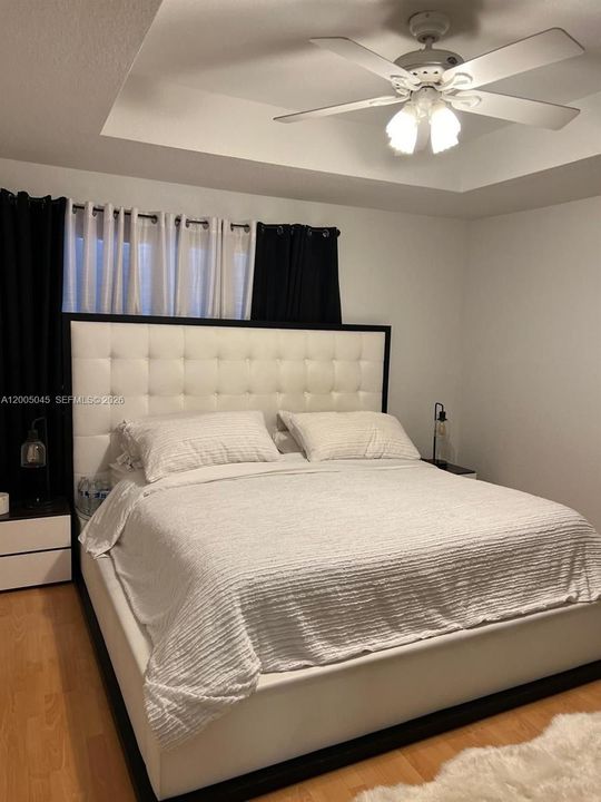 Activo con contrato: $3,900 (4 camas, 2 baños, 1790 Pies cuadrados)