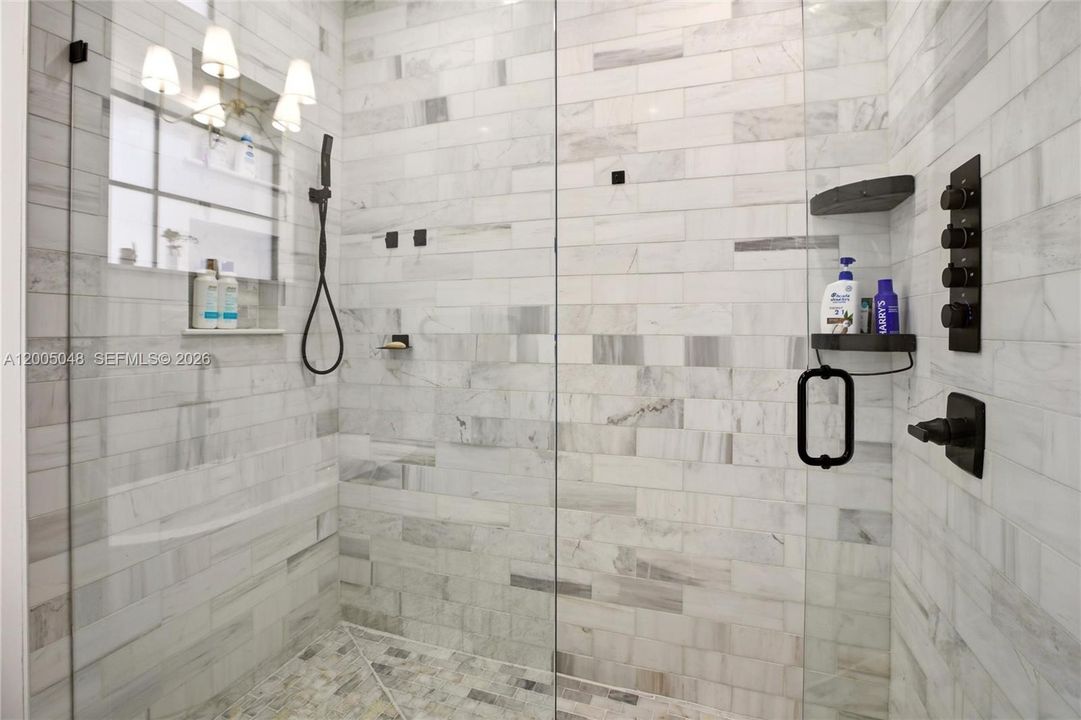 En Venta: $1,620,000 (4 camas, 3 baños, 3184 Pies cuadrados)