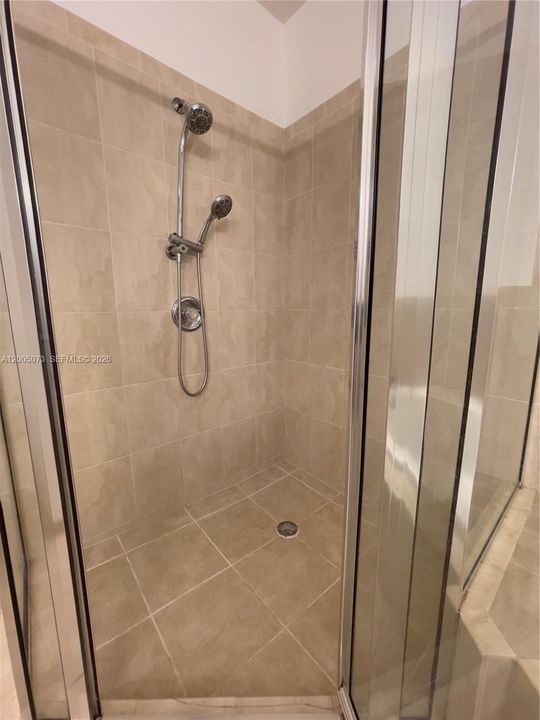 Activo con contrato: $3,250 (4 camas, 2 baños, 1942 Pies cuadrados)