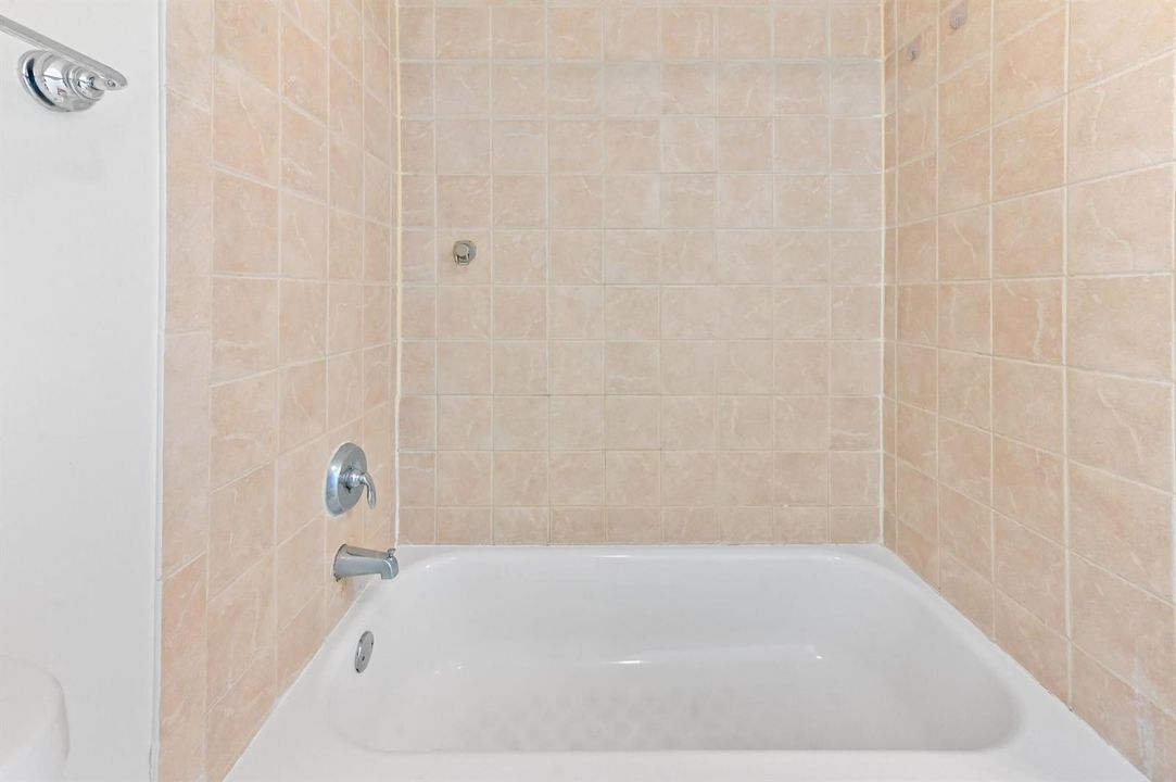23 Bathroom 03