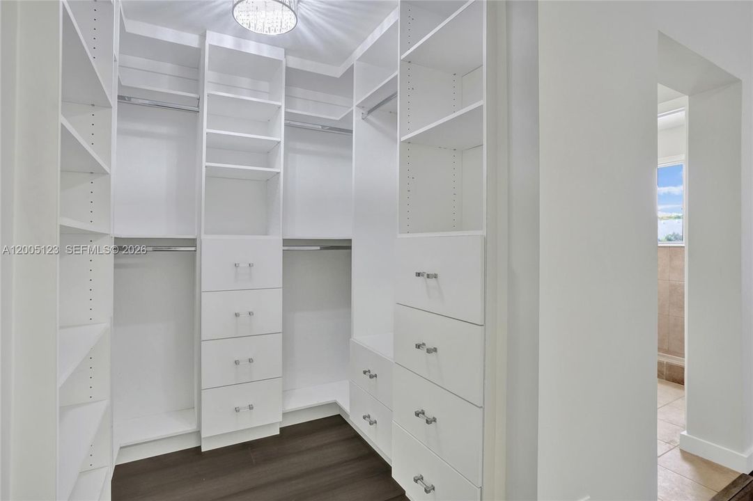 For Sale: $399,000 (3 beds, 3 baths, 1390 Square Feet)
