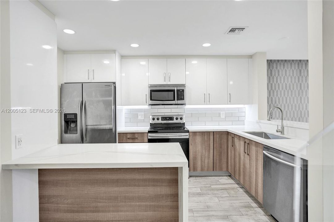 For Sale: $399,000 (3 beds, 3 baths, 1390 Square Feet)