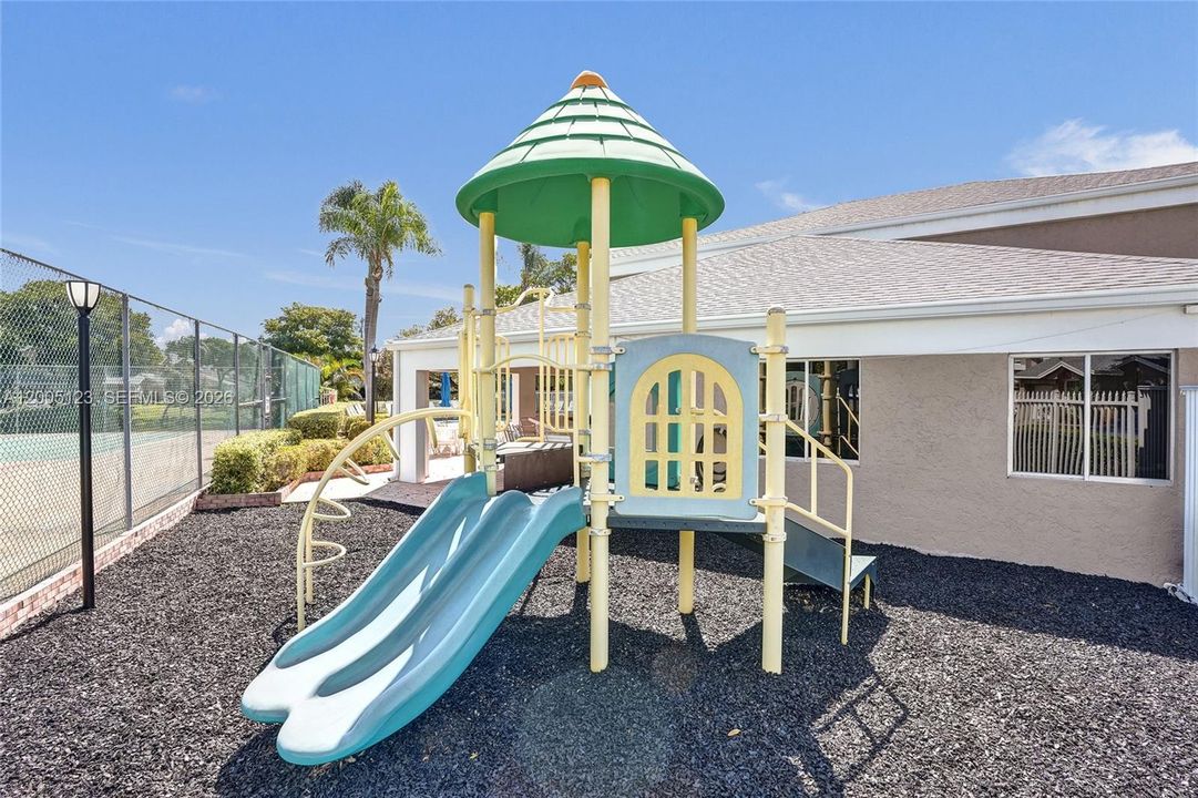 For Sale: $399,000 (3 beds, 3 baths, 1390 Square Feet)