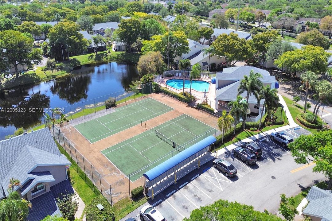For Sale: $399,000 (3 beds, 3 baths, 1390 Square Feet)