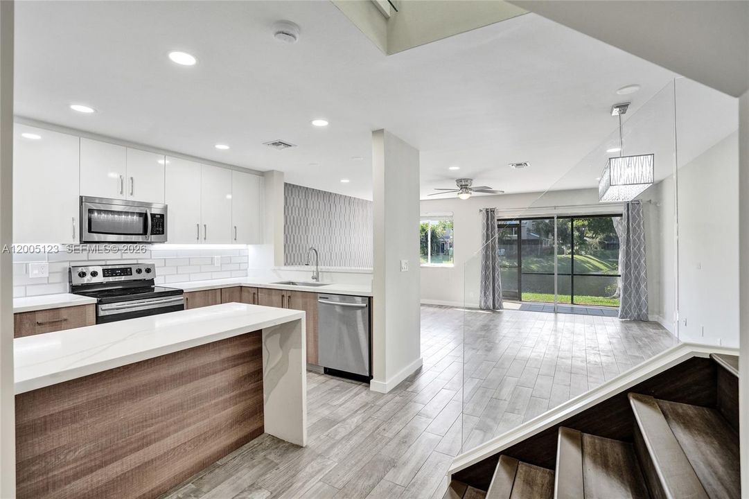 For Sale: $399,000 (3 beds, 3 baths, 1390 Square Feet)