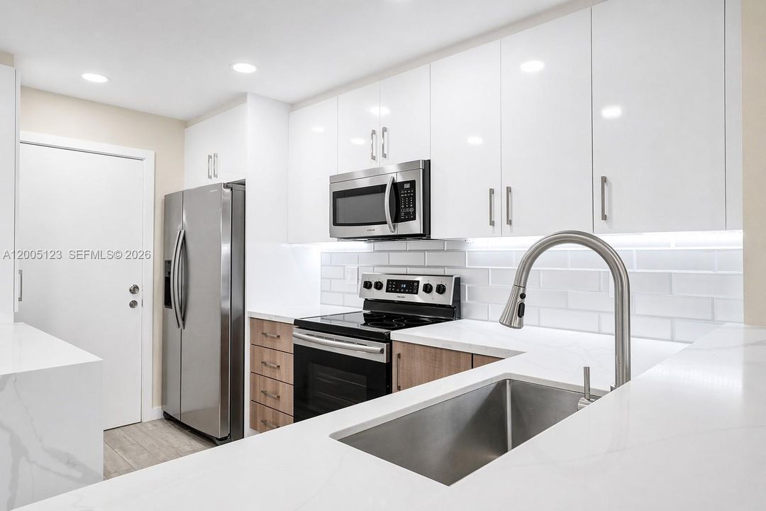 For Sale: $399,000 (3 beds, 3 baths, 1390 Square Feet)