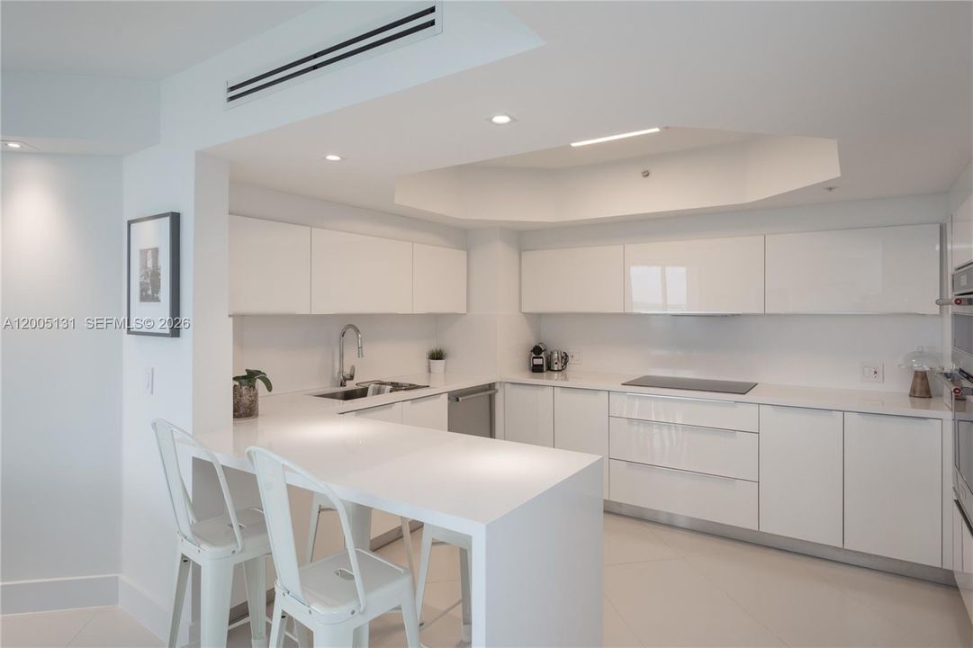 For Sale: $1,220,000 (2 beds, 2 baths, 1220 Square Feet)