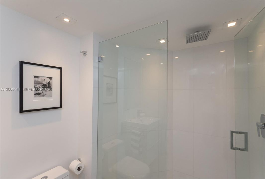 For Sale: $1,220,000 (2 beds, 2 baths, 1220 Square Feet)