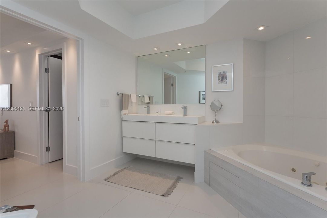 For Sale: $1,220,000 (2 beds, 2 baths, 1220 Square Feet)