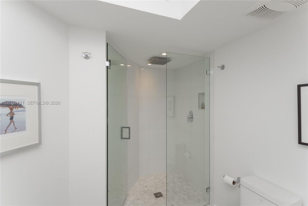 For Sale: $1,220,000 (2 beds, 2 baths, 1220 Square Feet)