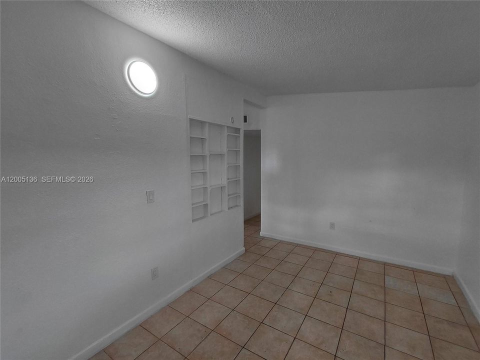 Activo con contrato: $329,000 (3 camas, 1 baños, 800 Pies cuadrados)