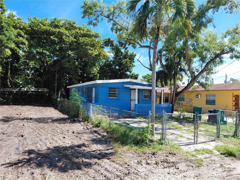 Activo con contrato: $329,000 (3 camas, 1 baños, 800 Pies cuadrados)