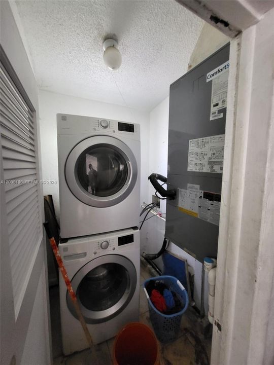 Activo con contrato: $329,000 (3 camas, 1 baños, 800 Pies cuadrados)