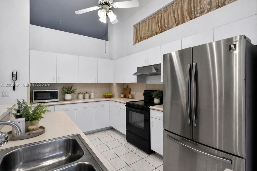 Activo con contrato: $699,000 (4 camas, 2 baños, 2157 Pies cuadrados)